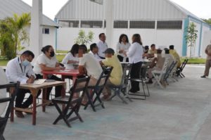 Imagen de personas privadas de la libertad atendidas por personal de la Defensoría Pública en el CERESO de Chetumal.