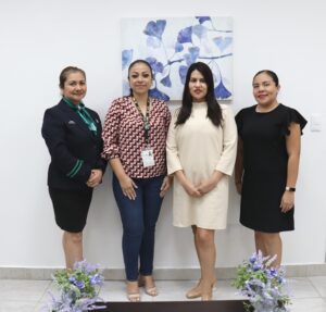 Personal del IMSS con la presidenta Omega Ponce