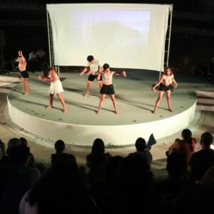 Performance de estudiantes de Bacalar durante la presentación de teatro en el Festival